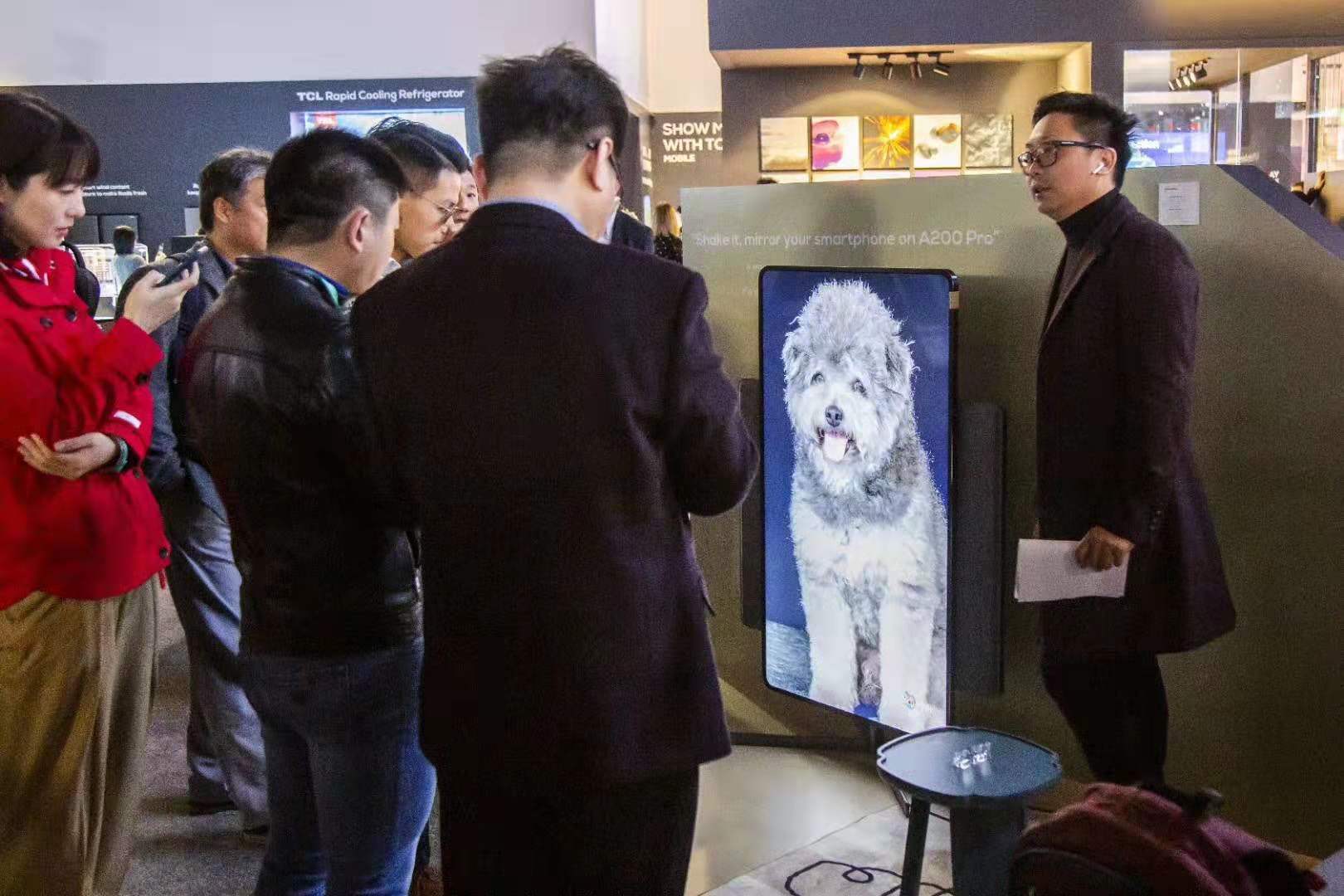 圖片包含 人員, 室內, 站立, 天花板

描述已自動生成