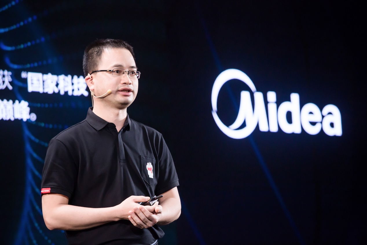 圖片包含 人, 球拍, 男人, 播放器

描述已自動生成