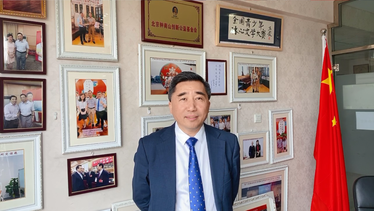 圖片包含 室內, 照片, 男人, 對著

描述已自動生成