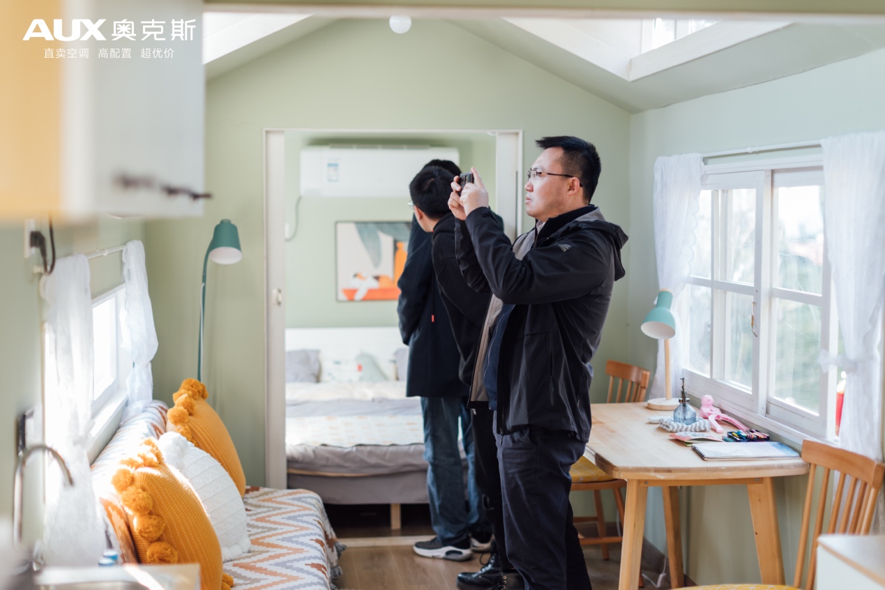 人站在房間里

低可信度描述已自動生成