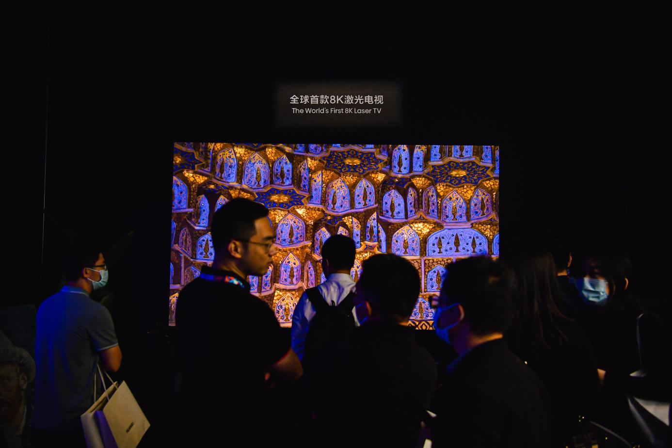 一群人在臺(tái)上演講

描述已自動(dòng)生成