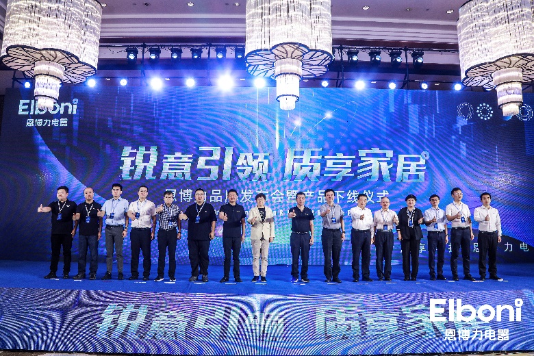 一群人在舞臺(tái)上表演的幾個(gè)人

中度可信度描述已自動(dòng)生成