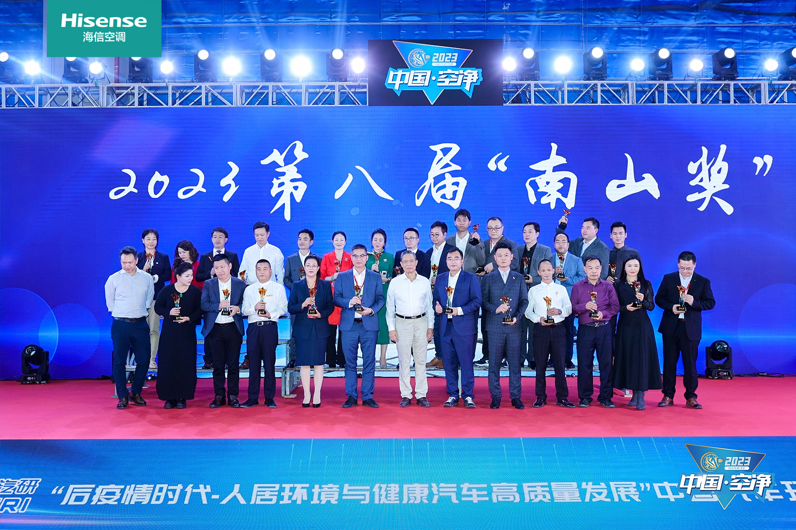 圖片包含 舞臺, 人, 院子, 站

描述已自動生成