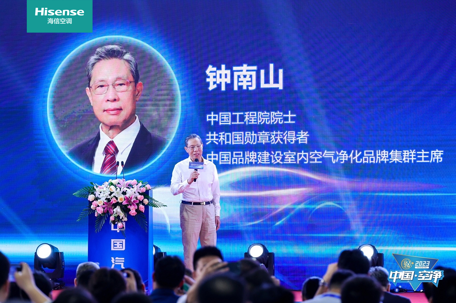人在舞臺上表演的幾個人

中度可信度描述已自動生成
