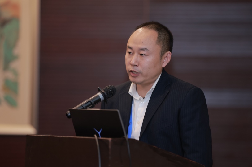 桌子前坐著穿西裝的男人

中度可信度描述已自動生成