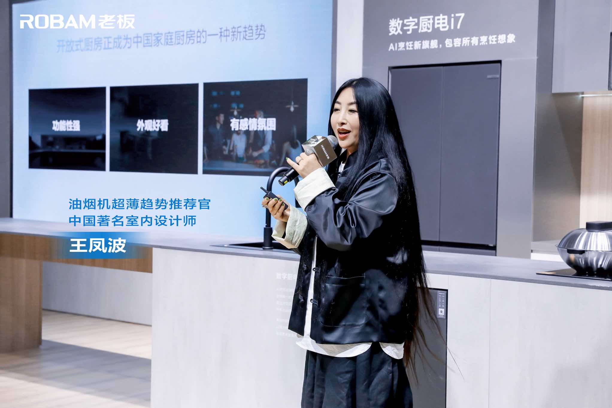人站在柜臺前

中度可信度描述已自動生成